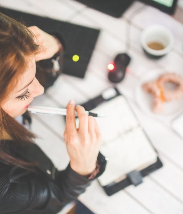 woman-hand-desk-office.jpg woman-hand-desk-office.jpg